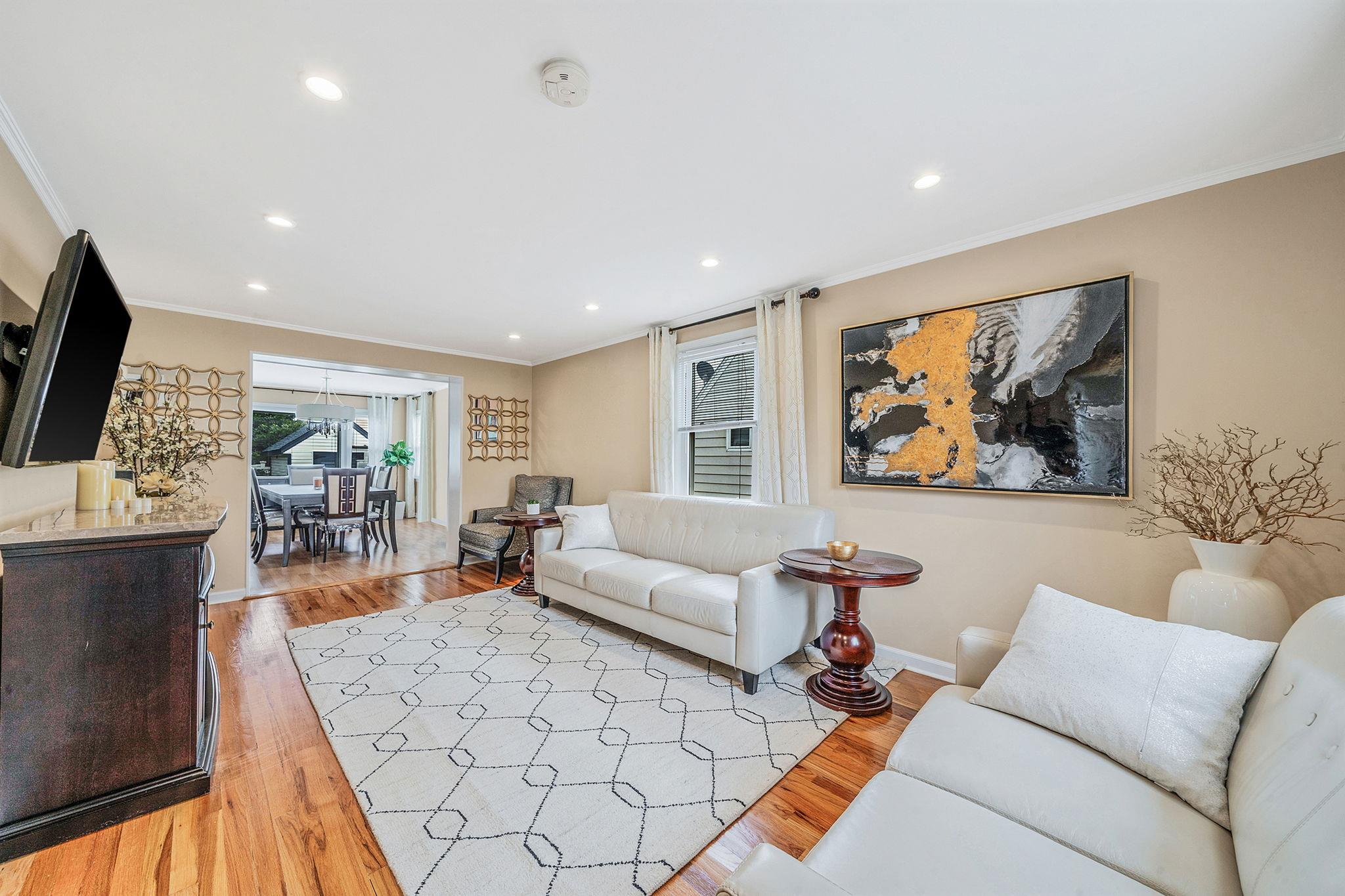 314 White Road, Mineola, NY 11501